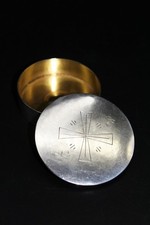 alte Hostiendose mit Kreuz