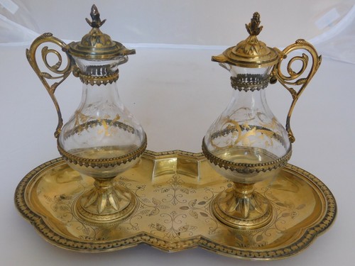 Zwei messkännchen mit - mit, tablett